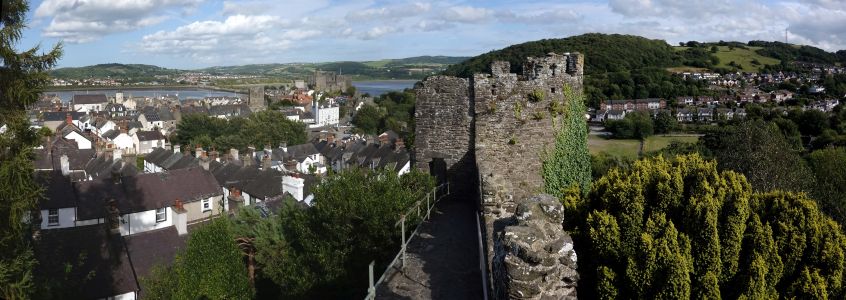Kolem města Conwy se zachovaly hradby. Z nich je krásný pohled na město a hrad.